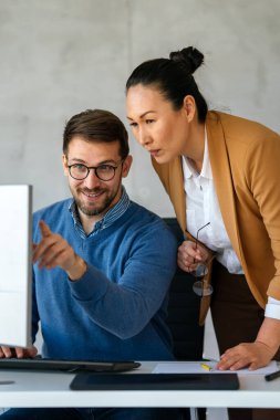 Modern ofis projesinde işbirliği yapan çok ırklı bir grup genç iş adamı. Genç ve başarılı girişimciler takım olarak çalışıyor..