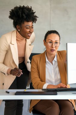 Bir grup iş adamı, finans şirketleri için fikir ve çözümleri tartışmak üzere bir toplantı yapıyorlar. Mutlu iş adamları büyüme ve başarı elde etmek için birlikte çalışıyorlar..