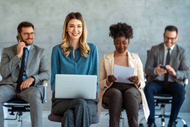 Meta evrende dijital kod yazan ve internette birlikte çalışan programcılardan oluşan bir ekip. Bir grup web tasarımcısı ofiste bir siber güvenlik web sitesi, uygulama veya yazılım geliştiriyor