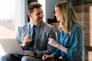 Çeşitli iş adamları modern bir ofiste toplantı sırasında çizelgeleri tartışıyor. Girişim, mali istatistikler, takım çalışması kavramı