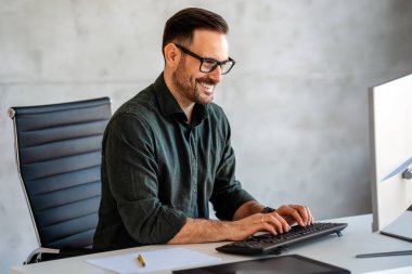 Şirket ofisinde bilgisayarla çalışan başarılı genç bir iş adamı. Başarılı lider CEO kadın sıkı çalışıyor.