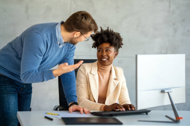 Modern ofis projesinde işbirliği yapan çok ırklı bir grup genç iş adamı. Genç ve başarılı girişimciler takım olarak çalışıyor..