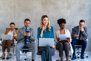 Bir grup iş adamı, finans şirketleri için fikir ve çözümleri tartışmak üzere bir toplantı yapıyorlar. Mutlu iş adamları büyüme ve başarı elde etmek için birlikte çalışıyorlar..