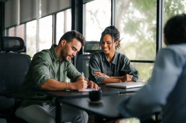 Endüstriyel tasarım uzmanları, yazılım mühendisi programcılar modern ofiste tartışıyorlar. Elektronik geliştirme şirketinde çalışan genç erkek ve kadın.