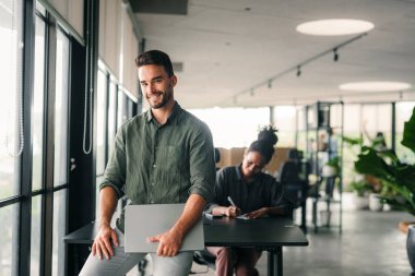 Modern ofis projesinde işbirliği yapan çok ırklı bir grup genç iş adamı. Genç ve başarılı girişimciler takım olarak çalışıyor..