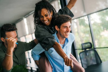 Yine aynı şeyi yaptık. Neşeli, heyecanlı genç melez ırk, çok ırklı girişimciler en son başarılarını ve harika çalışma ortamlarını kutluyorlar..