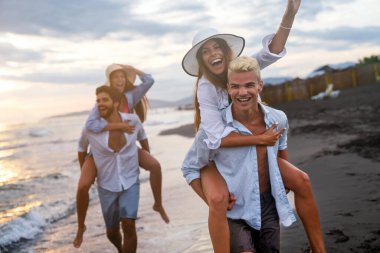 Genç bir çift gülümseyerek denizde yürüyor ve yaz tatilinin tadını çıkarıyor, birlikte seyahat ediyorlar. Yeni tatiller ve çiftler konsepti.