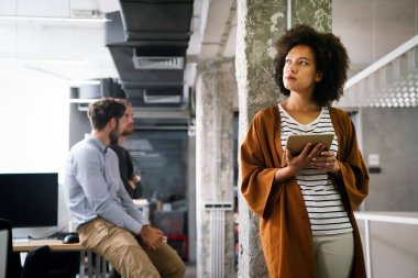 Tabletli başarılı genç iş kadını, gelecekteki uygulama teknolojisi için araştırma ve programlama alanında yenilik. Girişimci iş sitesi IT yazılımı için gelecekçi ağ, analiz ve geliştirici