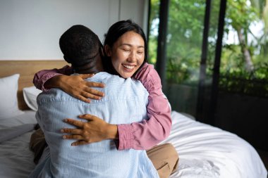 Farklı etnik çeşitlilikte genç bir çift yeni evine taşınıyor. Çift taşınma gününde yeni evde eğleniyor. Birkaç farklı ulus ve etnik köken birlikte vakit geçirmenin keyfini çıkarıyorlar.