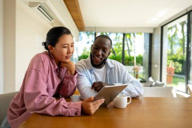 Çevrimiçi eğlence ve sosyal medya. Dijital dünyanın tadını çıkaran, bağlı kalan ve internetin olasılıklarını araştıran çeşitli, etnik çeşitlilikte bir çift.