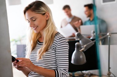 Modern ofis projesinde işbirliği yapan çok ırklı bir grup genç iş adamı. Genç ve başarılı girişimciler takım olarak çalışıyor..