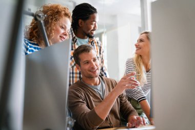 Yazılım mühendisleri şirkette proje ve programlama üzerinde çalışan insanlar. İş adamları konsepti