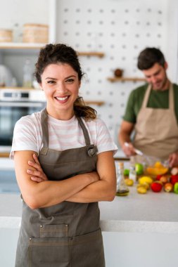 Müşteri özel mutfağında profesyonel aşçı. Evdekilere yemek dersi veriyor.