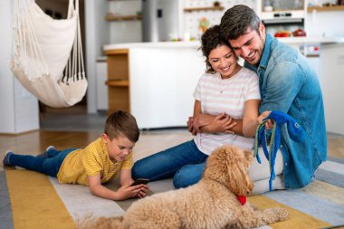 Mutlu bir aile oyunu, evde köpekle eğlenmek. Portre anne, baba ve çocuk oturma odasında kaliteli zaman, sevgi ve bakım için birlikte hafta sonu