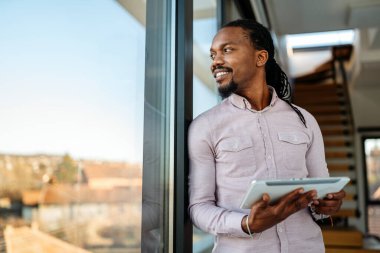Mutlu Afro-Amerikan yazılım geliştiricisi. Proje üzerinde çalışıyor, gelişmiş kod programlıyor, yapay zeka yönetiyor..