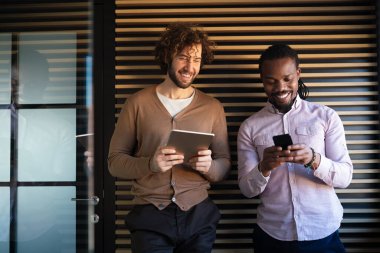 İki iş adamı dijital tablet bilgisayarı kullanarak birlikte çalışıyor ve bir iş projesi hakkında konuşuyorlar. Programcı kod yazılım teknolojisi kavramı