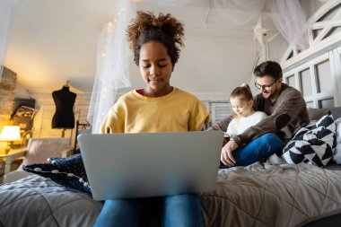 İnternetten ders. Diz üstü bilgisayarla öğretmeniyle uzaktan ders alan Afrikalı bir kız. Uzak online eğitim, uzak okul eğitimi