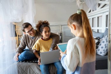 Heyecanlı bekar baba çeşitli etnik çeşitlilikte kızlarla oynuyor. Babamı dijital tablet kullanan çok ırklı kızlarla sevmek ve evde eğlenceli hafta sonları geçirmek.