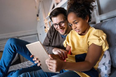 Mutlu bekar baba, Afro-Amerikan kızıyla mutlu anlar geçiriyor. Aile sevgisi kavramı