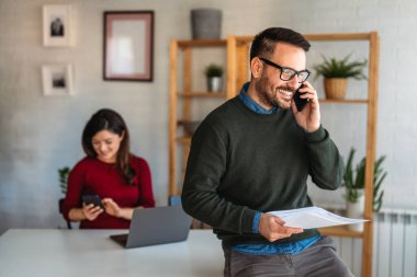Modern ofis projesinde işbirliği yapan çok ırklı bir grup genç iş adamı. Genç ve başarılı girişimciler takım olarak çalışıyor..