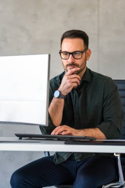 Şirket ofisinde bilgisayarla çalışan başarılı genç bir iş adamı. Başarılı lider CEO kadın sıkı çalışıyor.