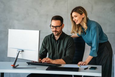 Modern bir ofiste bir proje üzerinde çalışan iş adamları. Erkek ve kadınlardan oluşan iş arkadaşları, canlı bir tartışma, teknoloji ve fikir paylaşımı içindeler..