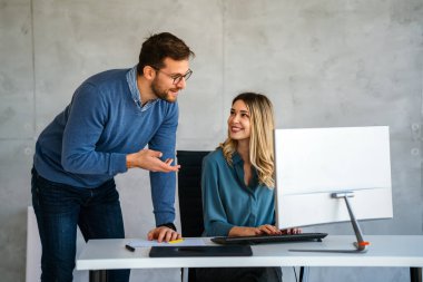 Meta evrende dijital kod yazan ve internette birlikte çalışan programcılardan oluşan bir ekip. Bir grup web tasarımcısı ofiste bir siber güvenlik web sitesi, uygulama veya yazılım geliştiriyor