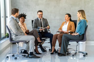 Çeşitli etnik çeşitlilikteki girişimci ve iş adamlarından oluşan başarılı bir grup, kurumsal ofiste hedeflerine ulaşıyor.