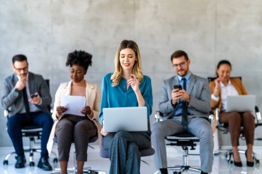 Çeşitli iş arkadaşları olan CEO iş kadını lideri, toplantıdaki yönetici yönetici grubu. Çok kültürlü profesyonel iş adamları yönetim kurulunda araştırma planı üzerinde birlikte çalışıyorlar..