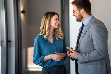 Çeşitli iş adamları modern bir ofiste toplantı sırasında çizelgeleri tartışıyor. Girişim, mali istatistikler, takım çalışması kavramı