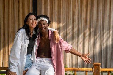 Romantik bir plaj kaçamağının keyfini çıkaran ırklar arası bir çift tropik bir cennette sevgi, kahkaha ve birlikteliği kucaklıyor.