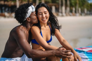 Yaz zamanı. Genç ve güzel bir çift sahilde keyifli bir şekilde eğleniyor. Yaşam tarzı, aşk, flört, tatil konsepti