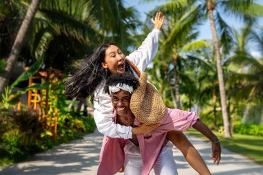 Tropik bir plajda tutkulu bir yaz aşkı. Genç, ırklar arası bir çift macera, kahkaha ve sıcak güneşin altında unutulmaz anlar yaşıyor.