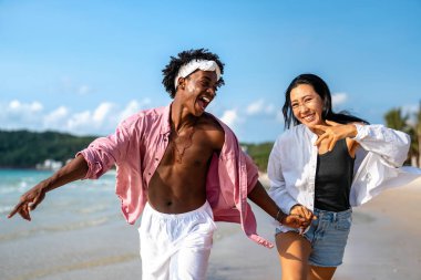 Romantik bir plaj kaçamağının keyfini çıkaran ırklar arası bir çift tropik bir cennette sevgi, kahkaha ve birlikteliği kucaklıyor.