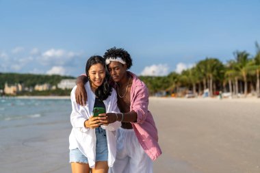 Kumsalda mutlu anlar, arkadaşlar, gezici bağlantıların, sosyal medyanın ve yazlık titreşimlerin tadını çıkaran çiftler, dijital dünyada eğlence, gülümseme ve arkadaşlığın olduğu anlar.