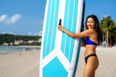 Stand-up 'lı güneşli plaj titreşimleri. Tropikal yaşam tarzını ve okyanus esintisini kucaklarken dalgaların, fitness 'in ve yaz macerasının tadını çıkarıyorum.