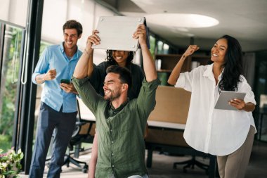 Yine aynı şeyi yaptık. Neşeli, heyecanlı genç melez ırk, çok ırklı girişimciler en son başarılarını ve harika çalışma ortamlarını kutluyorlar..