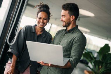 Modern ofis projesinde işbirliği yapan çok ırklı bir grup genç iş adamı. Genç ve başarılı girişimciler takım olarak çalışıyor..