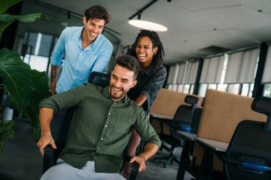 Bir grup çok ırklı genç ofis çalışanı anlık bir haz anında yakalanır. Birlikte son başarılı projeyi kutluyorlar..