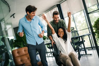 Çeşitli etnik çeşitlilikteki girişimci ve iş adamlarından oluşan başarılı bir grup, kurumsal ofiste hedeflerine ulaşıyor.