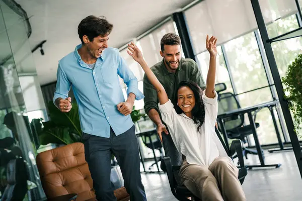 Çeşitli etnik çeşitlilikteki girişimci ve iş adamlarından oluşan başarılı bir grup, kurumsal ofiste hedeflerine ulaşıyor.