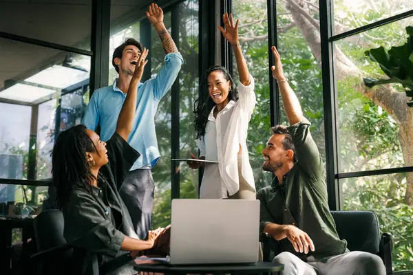 Çok ırklı, çeşitli girişimciler ve iş adamlarından oluşan başarılı bir grup birlikte hedeflere ulaşıyorlar. Görevde başarılı bir projeyi kutluyorlar.