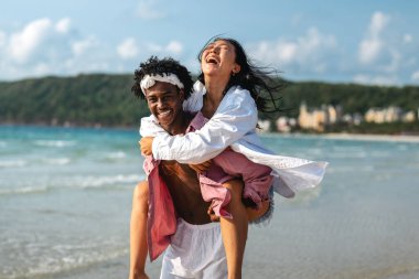Romantik bir plaj kaçamağının keyfini çıkaran ırklar arası bir çift tropik bir cennette sevgi, kahkaha ve birlikteliği kucaklıyor.
