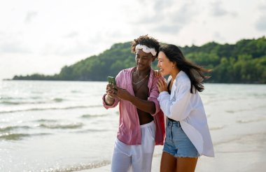 Kumsalda mutlu anlar, arkadaşlar, gezici bağlantıların, sosyal medyanın ve yazlık titreşimlerin tadını çıkaran çiftler, dijital dünyada eğlence, gülümseme ve arkadaşlığın olduğu anlar.