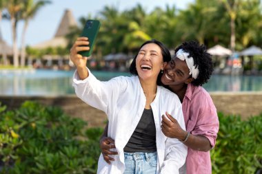 Kumsalda mutlu anlar, arkadaşlar, gezici bağlantıların, sosyal medyanın ve yazlık titreşimlerin tadını çıkaran çiftler, dijital dünyada eğlence, gülümseme ve arkadaşlığın olduğu anlar.