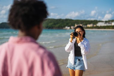 Travel to Trend 'den. Birkaç çift maceralarını göz kamaştırıcı görseller aracılığıyla paylaşıyor. Etkilenen yaşam tarzını kucaklıyor ve seyahat fotoğrafçılığına olan sevgileriyle binlerce insana ilham veriyor.