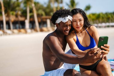 Kumsalda mutlu anlar, arkadaşlar, gezici bağlantıların, sosyal medyanın ve yazlık titreşimlerin tadını çıkaran çiftler, dijital dünyada eğlence, gülümseme ve arkadaşlığın olduğu anlar.