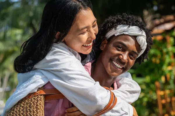 Huzurlu ve sevgi dolu bir çift güven ve derin bağları kucaklıyor huzurlu ve uyumlu bir sahil ortamında ilişkinin tadını çıkarıyorlar.