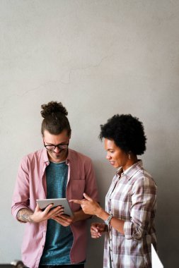 Mutlu iş arkadaşları, modern ofisteki iş arkadaşlarıyla iş başında ve toplantıdalar. Proje fikirlerini tartışmak veya strateji geliştirmek.