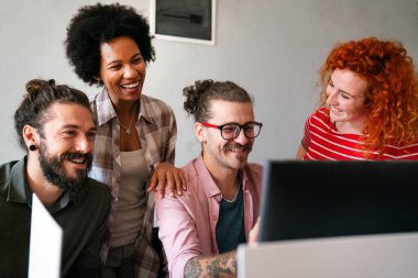 Proje ve programlama üzerine çalışan yazılım mühendisleri. Probleme çözüm bulmak için takım olarak çalışan başlangıç iş grubu.